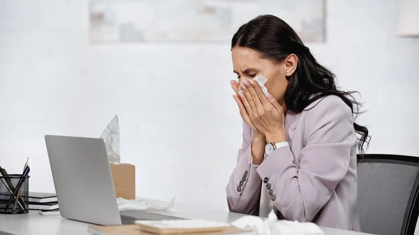 Аллергическая Женщина Чихает Тканях Возле Ноутбука Столе Офисе — стоковое фото