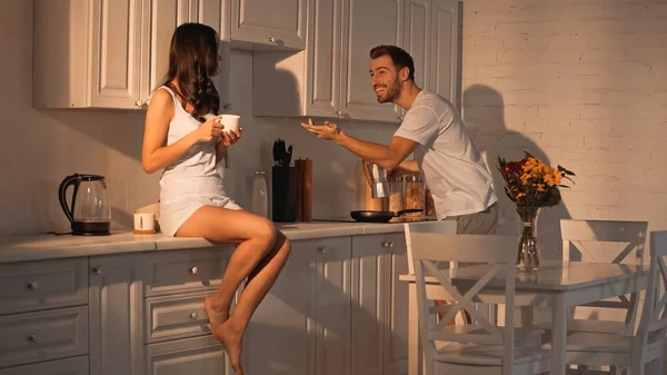Brunette Woman Sitting Kitchen Cabinet Cup Happy Boyfriend — Foto de Stock