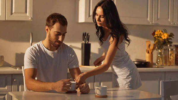 Brunette Woman Serving Cup Coffee Boyfriend — Stock fotografie