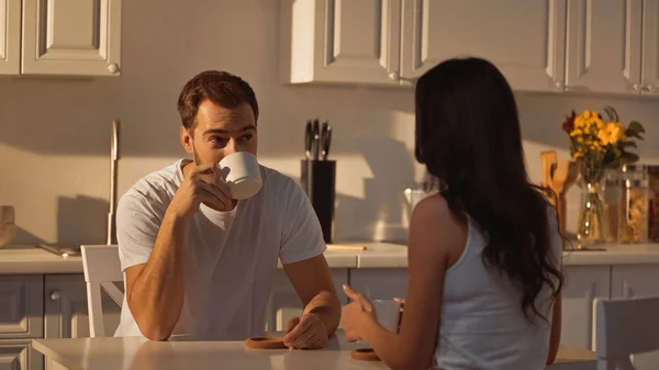 Man Drinking Coffee Looking Brunette Girlfriend Kitchen — Φωτογραφία Αρχείου