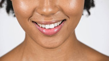 Gri üzerine izole edilmiş gülümseyen Afrikalı Amerikalı kadın manzarası 