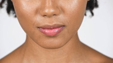 Gri renkte izole edilmiş Afrikalı Amerikalı bir kadının dudakları. 