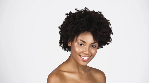 Afro Amerikaanse Vrouw Met Perfecte Huid Glimlachen Camera Geïsoleerd Grijs — Stockfoto