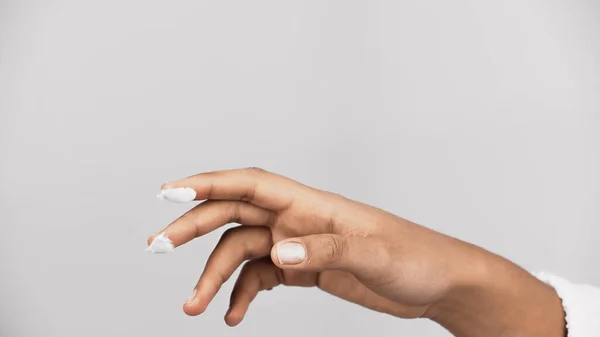 Vista Cortada Creme Cosmético Dedos Mulher Afro Americana Isolada Cinza — Fotografia de Stock