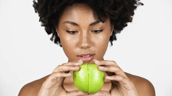 漂亮的非洲裔美国女人 手里拿着一半的苹果 都是灰色的 — 图库照片