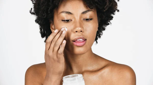 Mujer Afroamericana Con Piel Perfecta Aplicando Crema Cosmética Cara Aislada —  Fotos de Stock