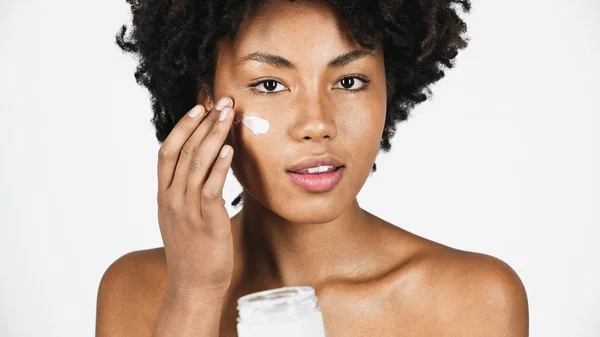 Mujer Joven Afroamericana Aplicando Crema Cara Aislada Gris —  Fotos de Stock