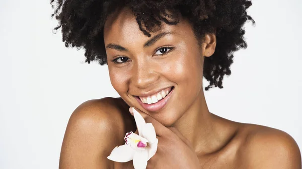 Mulher Americana Africana Bonita Com Pele Limpa Segurando Orquídea Isolada — Fotografia de Stock