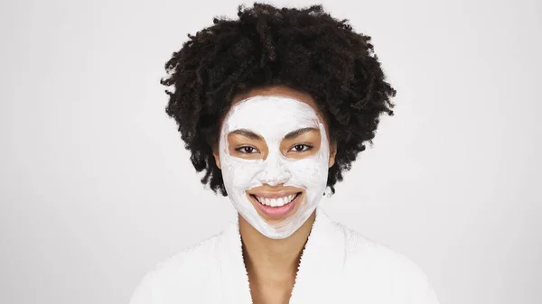 Alegre Mujer Afroamericana Con Máscara Facial Mirando Cámara Aislada Gris —  Fotos de Stock