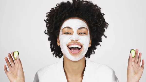 Alegre Mujer Afroamericana Máscara Facial Sosteniendo Rebanadas Pepino Aisladas Gris —  Fotos de Stock