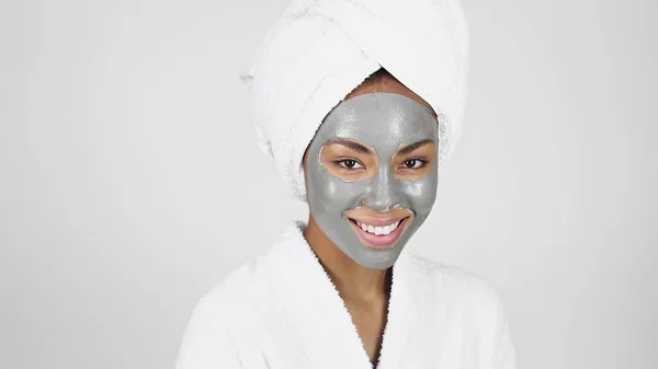 Mujer Afroamericana Sonriente Con Toalla Cabeza Mascarilla Aislada Gris —  Fotos de Stock