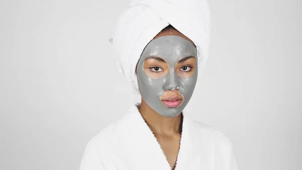 Afroamerykanka Glinianą Maską Twarzy Ręcznikiem Głowie Odizolowana Szaro — Zdjęcie stockowe