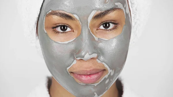 Close View African American Woman Clay Mask Face Isolated Grey — Stock Photo, Image