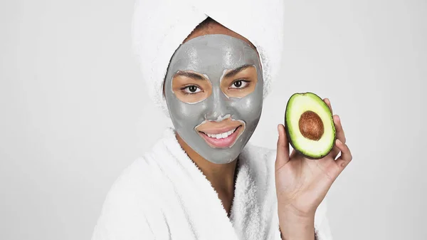 Mladá Africká Americká Žena Hliněnou Maskou Obličeji Ručníkem Hlavě Drží — Stock fotografie