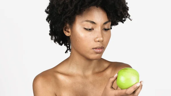 Afrikansk Amerikansk Kvinna Med Perfekt Hud Håller Grönt Äpple Isolerat — Stockfoto