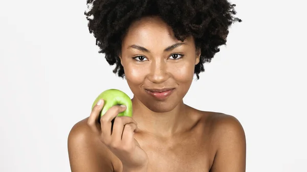 Mujer Afroamericana Sonriente Con Piel Limpia Sosteniendo Manzana Entera Aislada — Foto de Stock