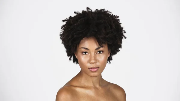 Afro Amerikaanse Vrouw Met Perfecte Huid Zoek Naar Camera Geïsoleerd — Stockfoto