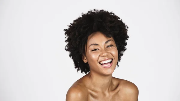 Positieve Afro Amerikaanse Vrouw Met Schone Huid Zoek Naar Camera — Stockfoto