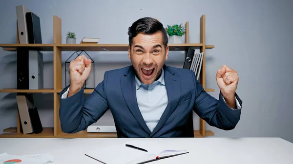 Homme d'affaires excité montrant geste oui lors du chat vidéo au bureau — Photo de stock