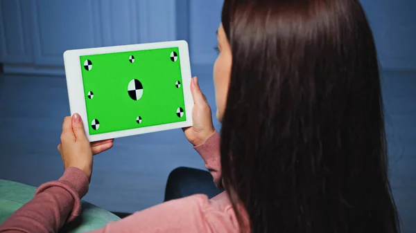 Digitales Tablet mit Chromaschlüssel in den Händen der Frau auf verschwommenem Vordergrund — Stockfoto