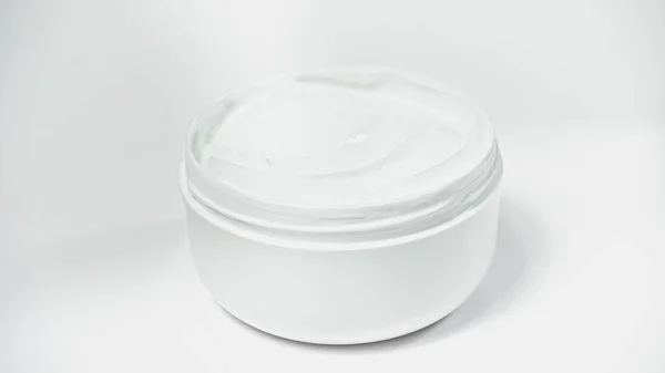 Vaso con prodotto cosmetico idratante su bianco — Foto stock