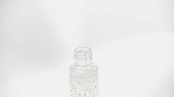 Крупним планом скляна пляшка з ефірною олією на білому — стокове фото