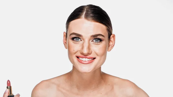 Femme heureuse avec maquillage sur le visage souriant isolé sur blanc — Photo de stock