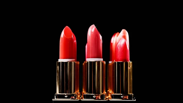 Відтінки різних помади ізольовані на чорному — стокове фото