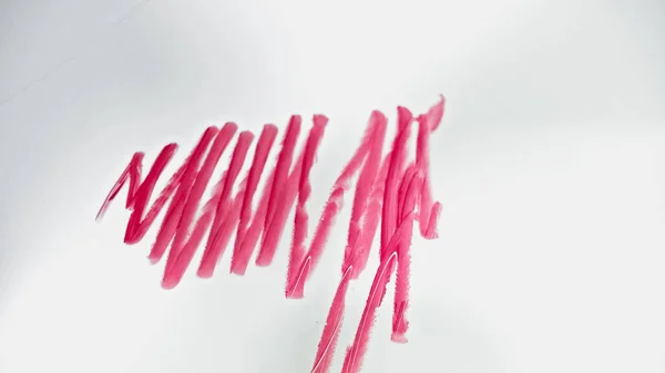Draufsicht auf Pinselstriche von rosa Lippenstift auf weiß gezeichnet — Stockfoto