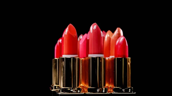 Variaciones de diferentes lápices labiales aislados en negro — Stock Photo