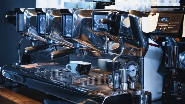 Moderna macchina da caffè professionale in caffetteria — Foto stock