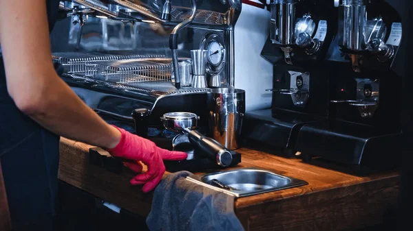 Vista ritagliata di barista che punta con il dito al portafilter pulito vicino alla macchina da caffè professionale — Foto stock