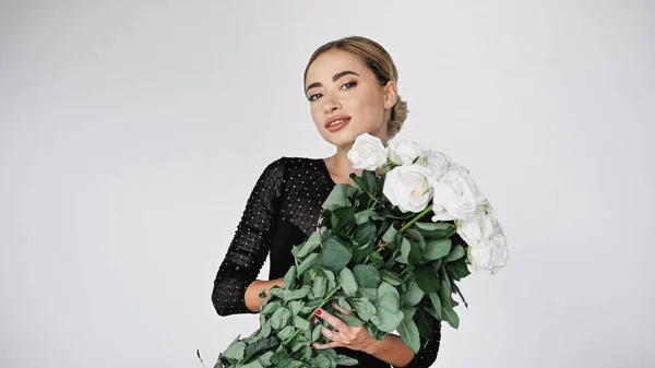 Alegre bailarina celebración ramo de flores en blanco - foto de stock