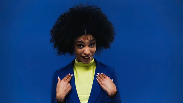 Sonriente mujer afroamericana señalándose a sí misma aislada en azul - foto de stock