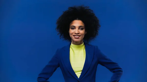 Afroamericano donna sorridente a fotocamera isolato su blu — Foto stock