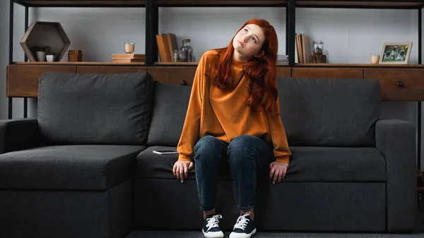 Menina adolescente Pensivo sentado no sofá perto de smartphone — Fotografia de Stock