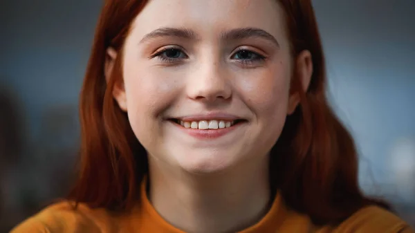 Retrato de adolescente ruivo sorrindo para a câmera — Fotografia de Stock