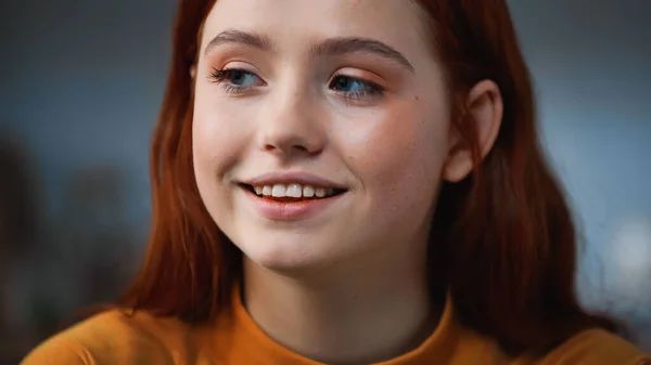 Portrait de fille aux cheveux roux souriant et détournant les yeux — Photo de stock