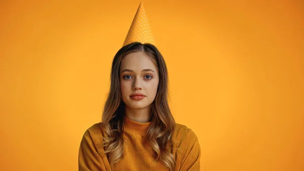 Adolescent fille dans partie cap regarder caméra isolé sur jaune — Photo de stock