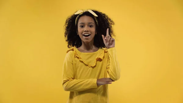 Asombrado afroamericano chica teniendo idea aislado en amarillo - foto de stock