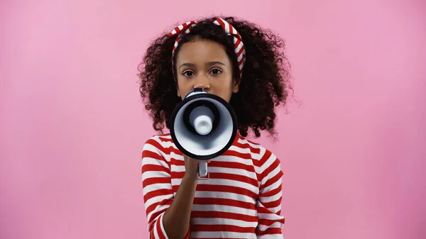 Frisée afro-américaine fille parlant en mégaphone isolé sur rose — Photo de stock