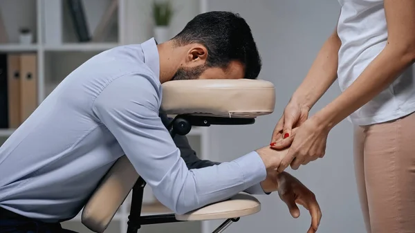 Masseur tut Handmassage für Geschäftsmann im Büro — Stockfoto
