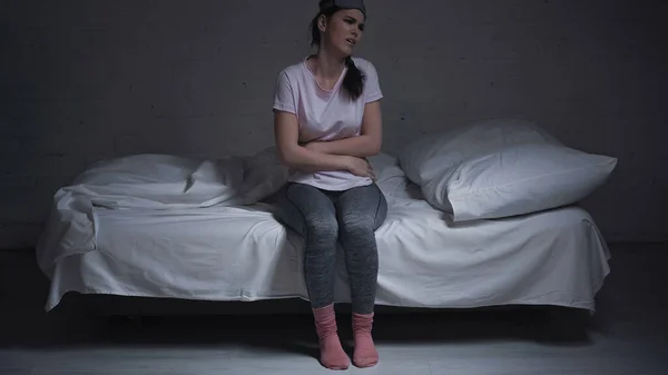 Jovem mulher que sofre de dor de estômago em casa — Fotografia de Stock