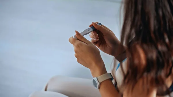 Cropped view of woman holding pregnancy test — Stock Photo