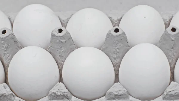 Vista ravvicinata delle uova di pollo in un vassoio di cartone — Foto stock