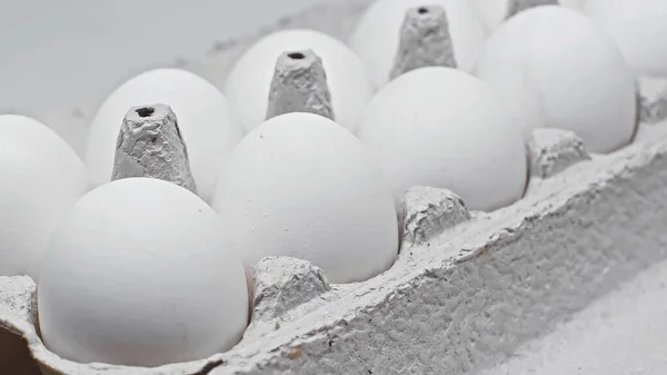 Vista ravvicinata delle uova fresche bianche in confezione di carta — Foto stock