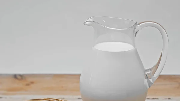 Bocal en verre plein de lait frais sur la surface en bois isolé sur gris — Photo de stock