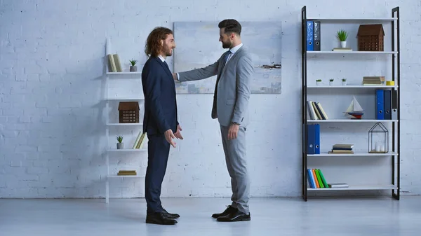 Ganzkörperansicht des Geschäftsmannes, der die Schulter seines Geschäftspartners berührt — Stockfoto