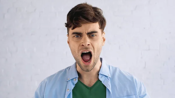 Angry man screaming and looking at camera — Stock Photo