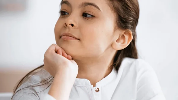 Preteen girl looking away at home — Stockfoto